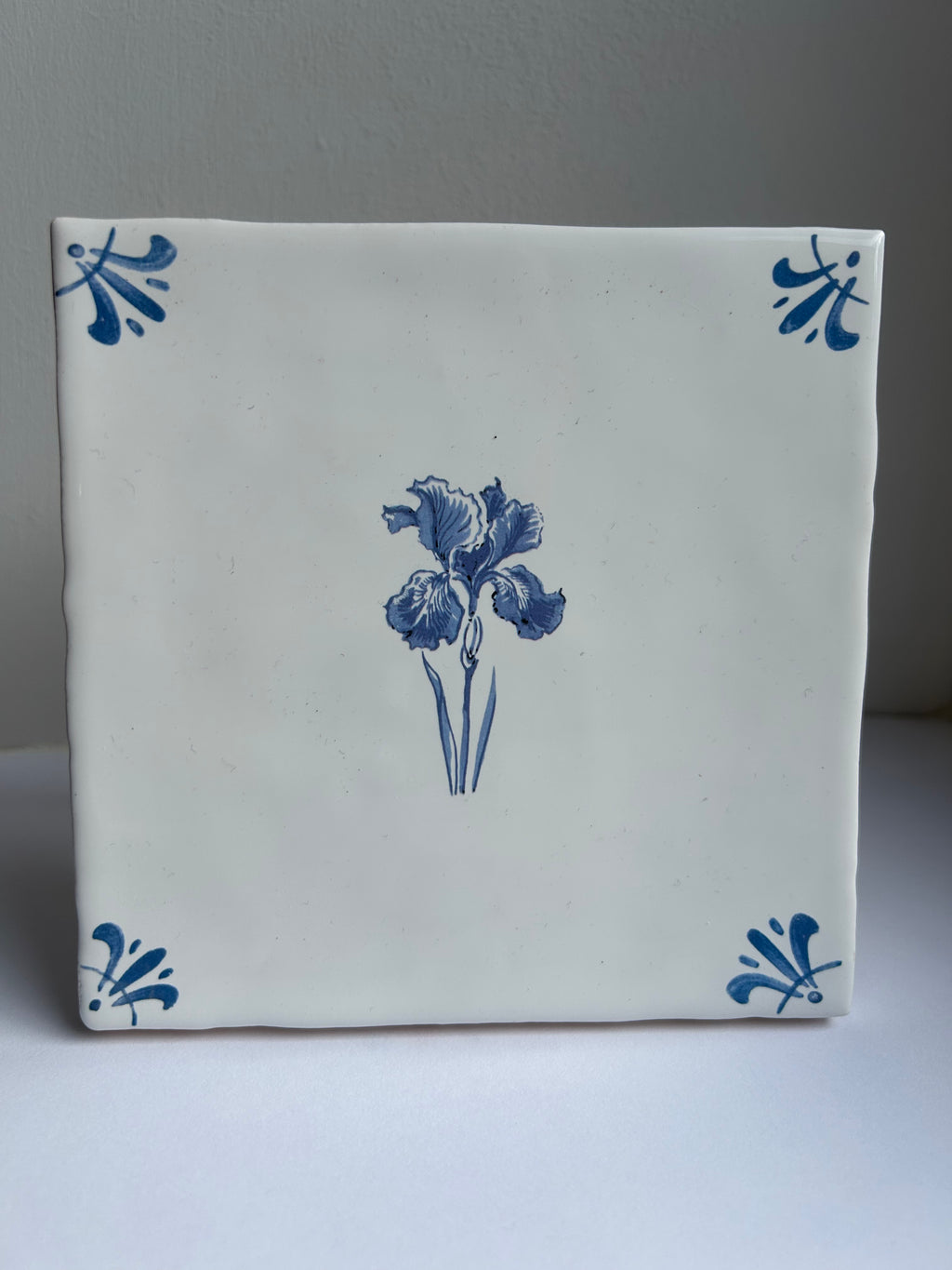 Iris delft tile in blue with delft corners